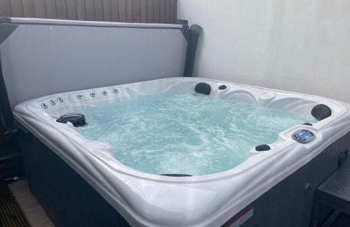 Splott House | City Retreat, 2 Bed House with Cloudstream Hot Tub