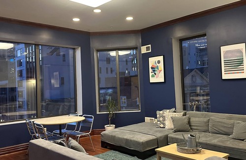 Downtown Pittsburgh Apartment | City Sights 2 Queen Beds Downtown Apt