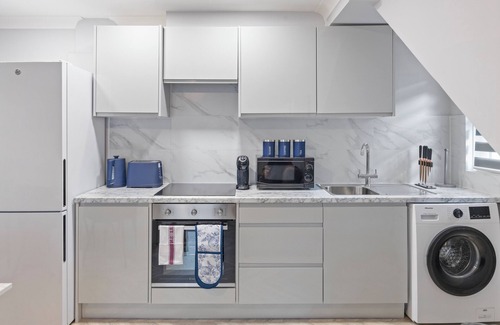 Bow West House | City Sophistication: Chic 3-BR for Modern Living