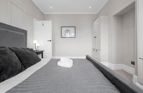 Trafford House | City SuperHost Hale Family Home