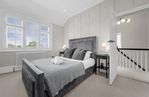 Trafford House | City SuperHost Hale Family Home