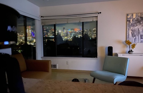 East Queen Anne Condo | City View Top Floor Free Parking