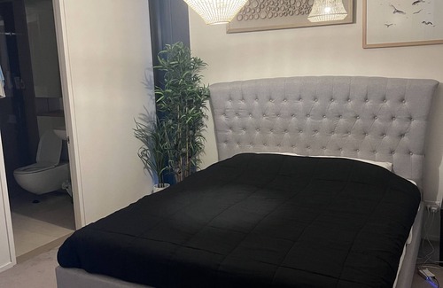 Chippendale Apartment | City Views W/pool Walking Distance to Darling Harbour
