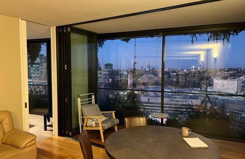 Chippendale Apartment | City Views W/pool Walking Distance to Darling Harbour