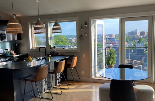 Munjoy Hill Apartment | City & Water View - Charming 2-bedrooom AC, WiFi - walking distance to Old Port