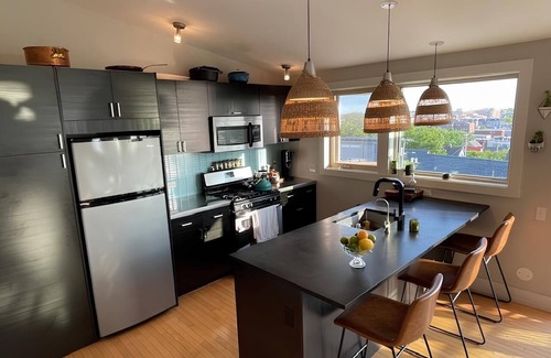 Munjoy Hill Apartment | City & Water View - Charming 2-bedrooom AC, WiFi - walking distance to Old Port