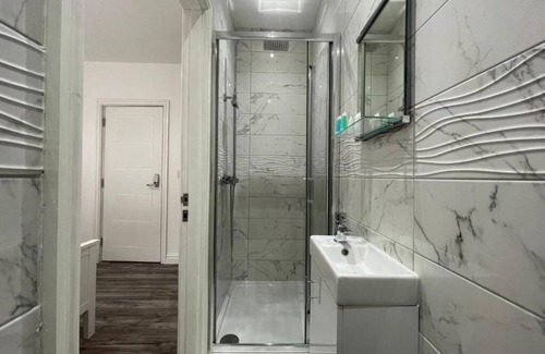 Liverpool Apartment | CityBreaks Rooms with Free Parking - Family Room with Bathroom