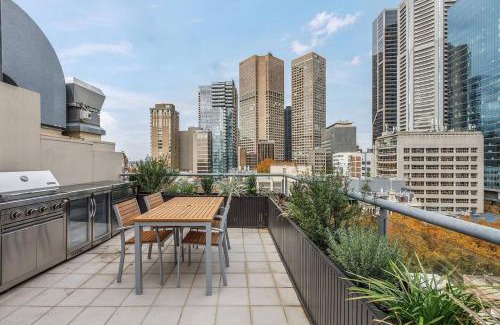 Chinatown Apartment | Cityscope - Stylish CBD Pad with a View