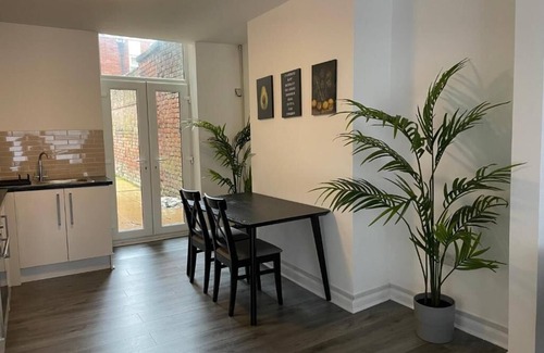 Liverpool Apartment | CityStays Rooms with Free Parking - Deluxe Double Room 2
