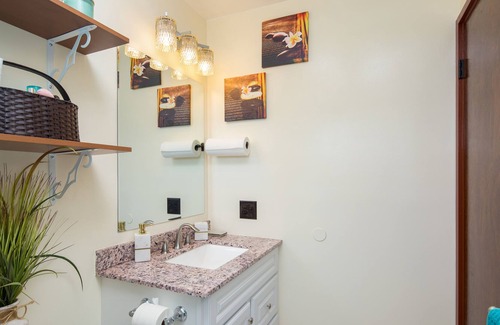 Tantalus Apartment | CLA - 2 Bed/and Private Bath w/Kitchenette in Kakaako Area w/Lanai