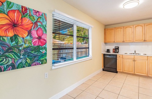 Bayview Cottage | Clam Bayou Cottage-Eclectic Gulfport 3B2B-Patio-King Bed