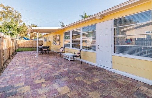 Bayview Cottage | Clam Bayou Cottage-Eclectic Gulfport 3B2B-Patio-King Bed