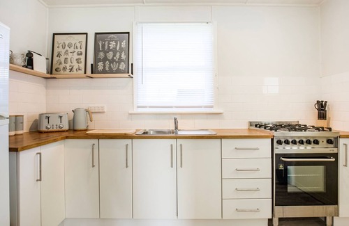Currarong Cottage | Clara's Coastal Cottage - Pet Friendly - 1 Min Walk to Beach