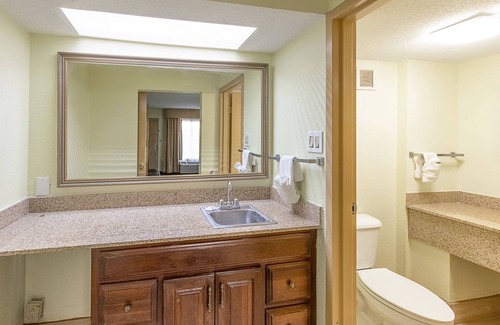 South Carolina Lakes & Blackwater Rivers Hotel | Clarion Inn Columbia Airport