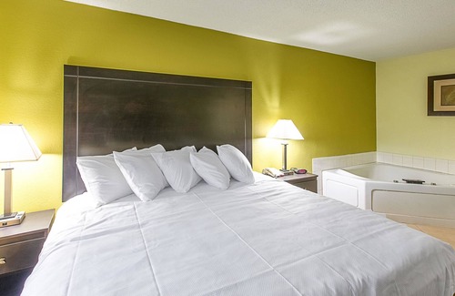 South Carolina Lakes & Blackwater Rivers Hotel | Clarion Inn Columbia Airport