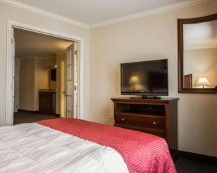 Lake George Hotel | Clarion Inn & Suites at the Outlets of Lake George
