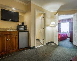 Lake George Hotel | Clarion Inn & Suites at the Outlets of Lake George