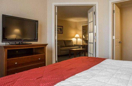 Lake George Hotel | Clarion Inn & Suites at the Outlets of Lake George