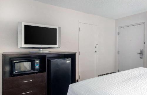 Kissimmee Hotel | Clarion Inn & Suites Kissimmee-Lake Buena Vista South