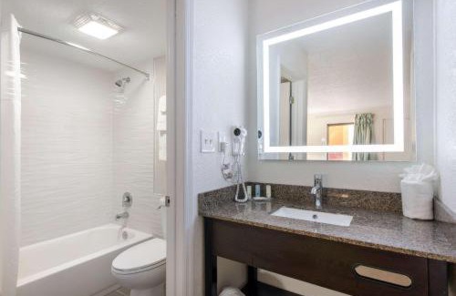 Kissimmee Hotel | Clarion Inn & Suites Kissimmee-Lake Buena Vista South