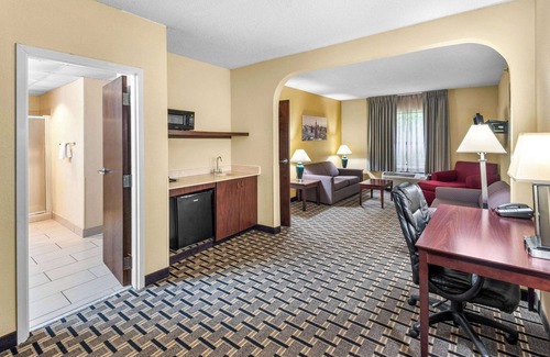 Pike Hotel | Clarion Inn & Suites Northwest