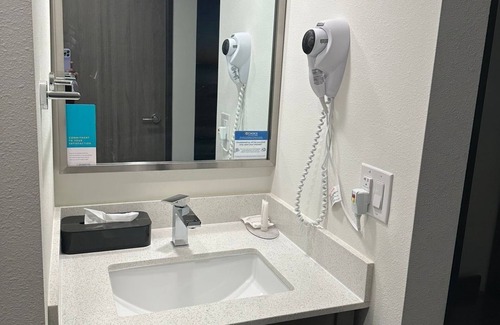 Milwaukee Hotel | Clarion Pointe