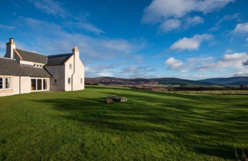 Grantown-on-Spey House | Clashindeugle Farmhouse & Annex