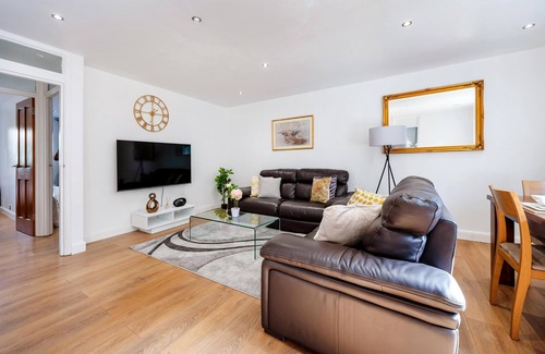 Whittington Apartment | Classic 2 bed Apartment Situated in Mill Hill