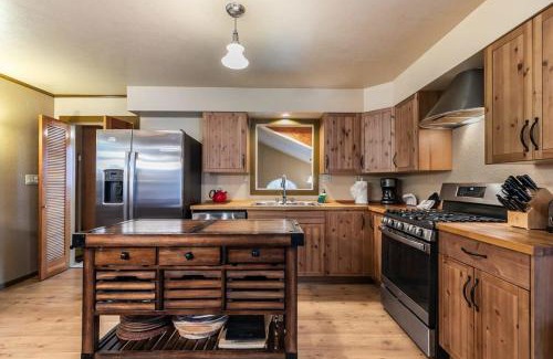 Cedar Flat House | Classic 3BD Tahoe Cabin with Hot Tub