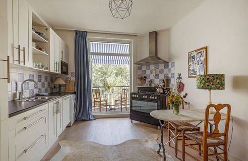 De Pijp Apartment | Classic apartment with two balconies