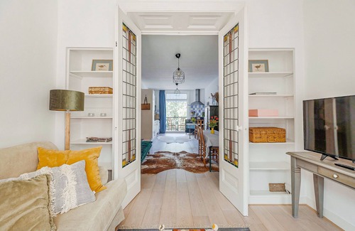 De Pijp Apartment | Classic apartment with two balconies
