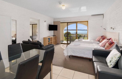 Batehaven Apartment | Classic Beachfront Unit
