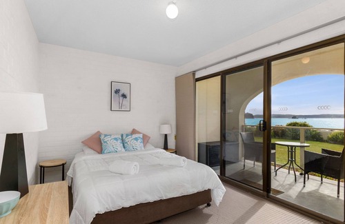 Batehaven Apartment | Classic Beachfront Unit