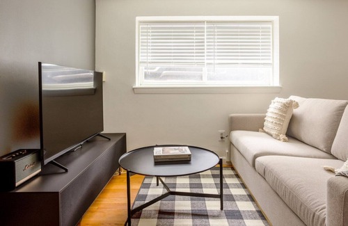 St. Elizabeth's Apartment | Classic Brighton 1BR nr Sutherland Rd Green Line, by Blueground
