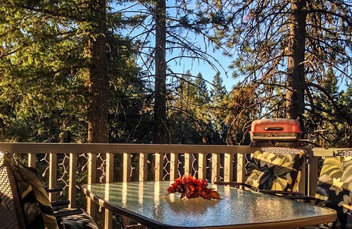 Cascade Cabin | Classic cabin with views, guest suite, and forest acccess