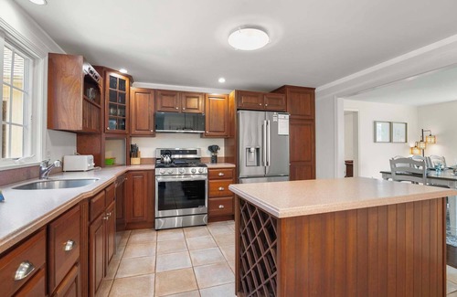 South Harwich House | Classic Cape, Walk to Red River Beach!