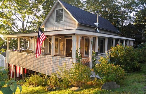 Northport Cottage | Classic cottage overlooking Ocean. 3min walk to beach.