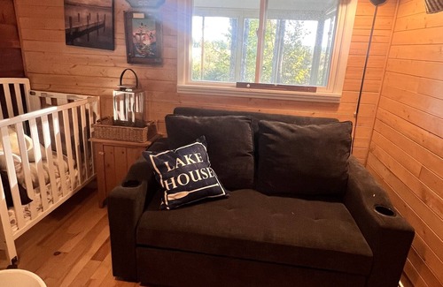 Bobcaygeon Cottage | Classic cottage with hottub on Trent Severn waterway near Bobcaygeon