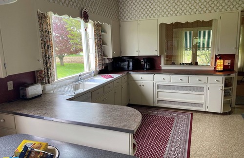Jamestown House | Classic Country Home - Great for Gatherings! Winter/Spring reduced rates!