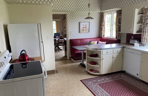 Jamestown House | Classic Country Home - Great for Gatherings! Winter/Spring reduced rates!