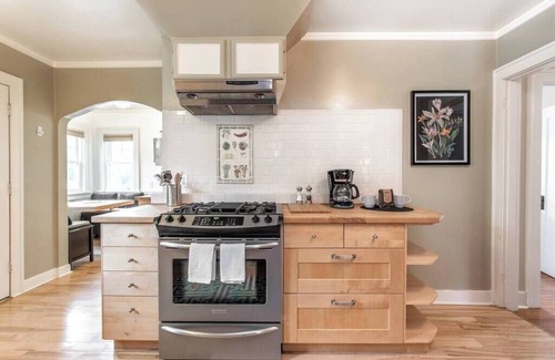 Richmond House | Classic Craftsman - King Beds - Steps to Hawthorne