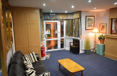 Marston Green Apartment | Classic Double Room at Royal Square Hotel Birmingham Airport and NEC