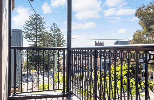 Newcastle House | Classic Elegance on The Hill