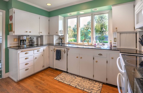 College Place House | Classic & elegant house with entertainment & spacious, laid-back yard