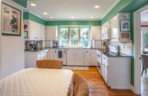 College Place House | Classic & elegant house with entertainment & spacious, laid-back yard