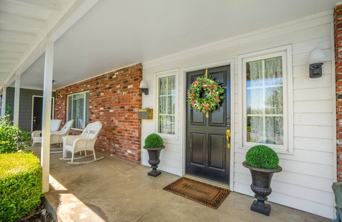 College Place House | Classic & elegant house with entertainment & spacious, laid-back yard