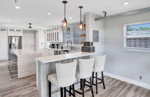 Cypress Lakes Villa | Classic Florida 6 Bedroom Heated Pool 10 mins to the beach Dog Friendly