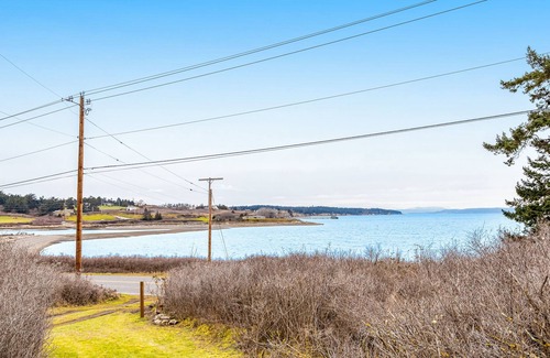Coupeville House | Classic Home with Private Beach Access and High-Speed WiFi - Dogs Welcome