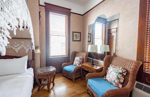 Historic Seaport Hotel | Classic King with Balcony at Curry Mansion