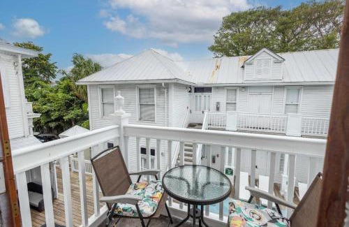 Historic Seaport Hotel | Classic King with Balcony at Curry Mansion